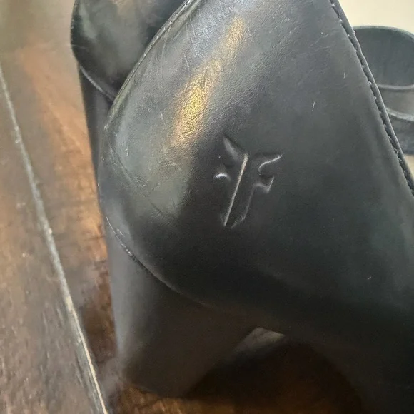 FRYE Women's Ray Black LeatherBuckle Shootie Ankle Boot: size 8M